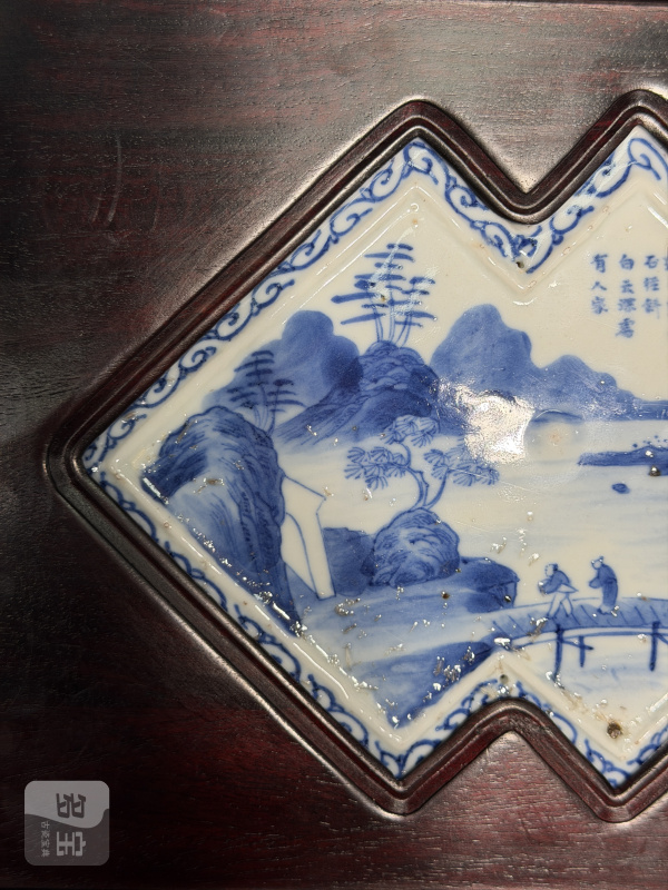 清乾隆青花携琴访友诗文方胜形插屏（带木框、木架） - 图4